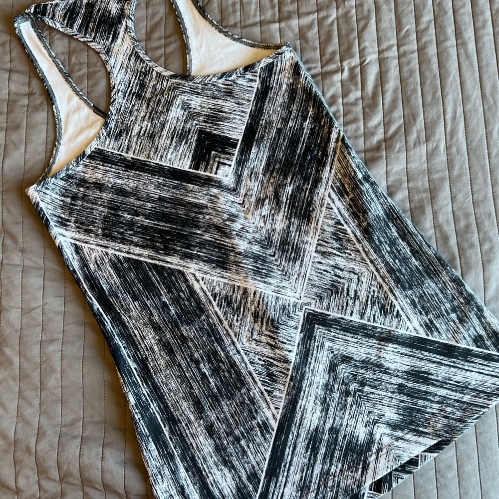 Lululemon Black and White Geometric Activewear Top - Picture 2 of 3
